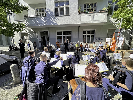 Das „Gehwegkonzert“ des Jugendorchesters Diskant. (Foto: RB)