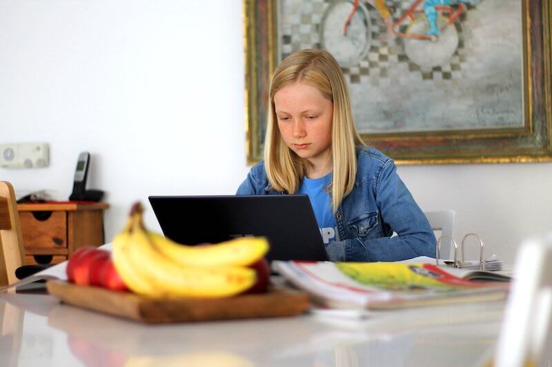 Homeschooling in Berlin: Ein Mädchen Zuhause am Notebook im Digitalunterricht.
